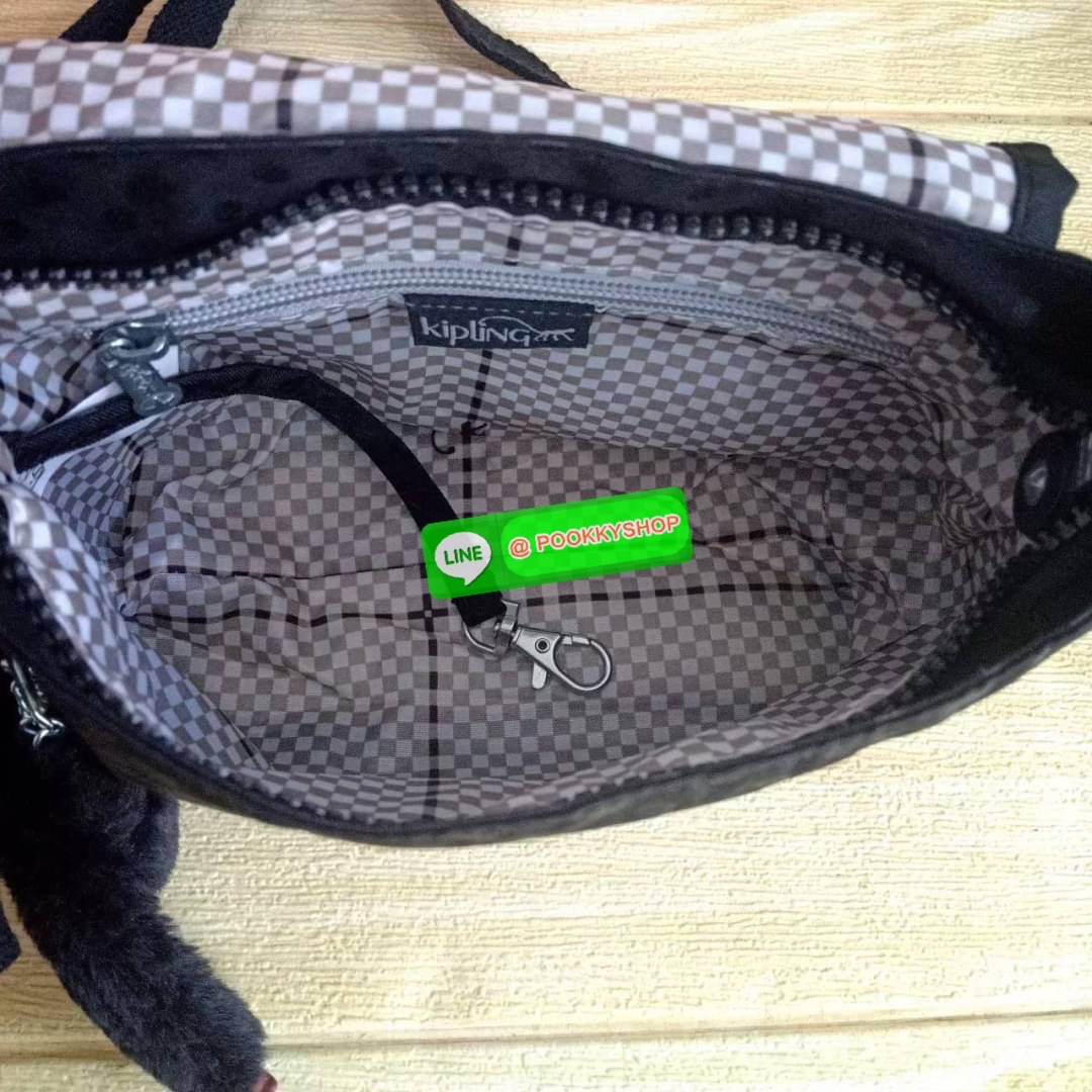 KIPLING SABIAN CROSSBODY MINI BAG กระเป๋าสะพายข้าง วัสดุ Nylon & Polyester 100% ขนาดเล็กกำลังน่ารัก เปิด-ปิดด้วยฝาปิดกระดุมแม่เหล็กและซิปแบรนด์ ด้านในมีแท็กแบรนด์