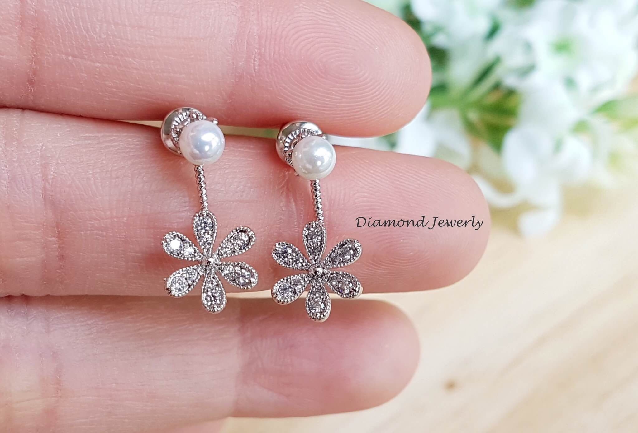 New Arrival !!!!!! ต่างหูดอกไม้ประดับมุก งานเพชร CZ แท้ งานสวยมาก รุ่นนี้สวยฟรุ้งฟริ้งมากๆนะคะ ใช้เพชรเกรดดี ดีไซส์สวยเก๋ค่ะ งานแนวจิวเวอรี่ จัดกันเลยค่ะ มาน้อยสวยเยอะน้าา เพชรละเอียดวิ้งมากกกกกๆๆๆๆ ค่ะ