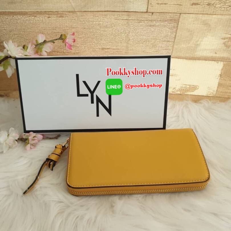 LYN long wallet ด้านหน้าติดโลโก้แบรนด์ สีสวยสดใส รุ่นนี้เรียบหรู ดูดี เปิดปิดด้วยซิบ ด้านในมีช่องใส่บัตร ช่องใส่แบงค์ และช่องกลางใส่เหรียญเป็นช่องซิป และยังมาพร้อมกับ ตัวจับซิปแต่งหมุด ดูดีมีราคาเชียว สวยเก๋ๆแบบนี้ต้องมีไว้เป็นเจ้าของนะเธอจ๋า