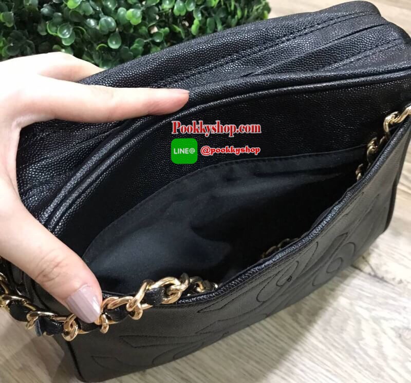 ห้ามพลาด! New! Chanel Shoulder Bag With Chain VIP Gift With Purchase (GWP) รุ่น Limited พรีเมี่ยมกิ้ฟ Chanel Perfume Counter ทรงเหลี่ยมขนาดกำลังดีวัสดุหนังคาเวียร์สวยหรูอยู่ทรง เปิดปิดด้วยซิปหัวซิปแบรนด์ ด้านหน้าปั้มโลโก้แบรนด์ ภายในมีโลโก้และช่องซิป ใส่ก