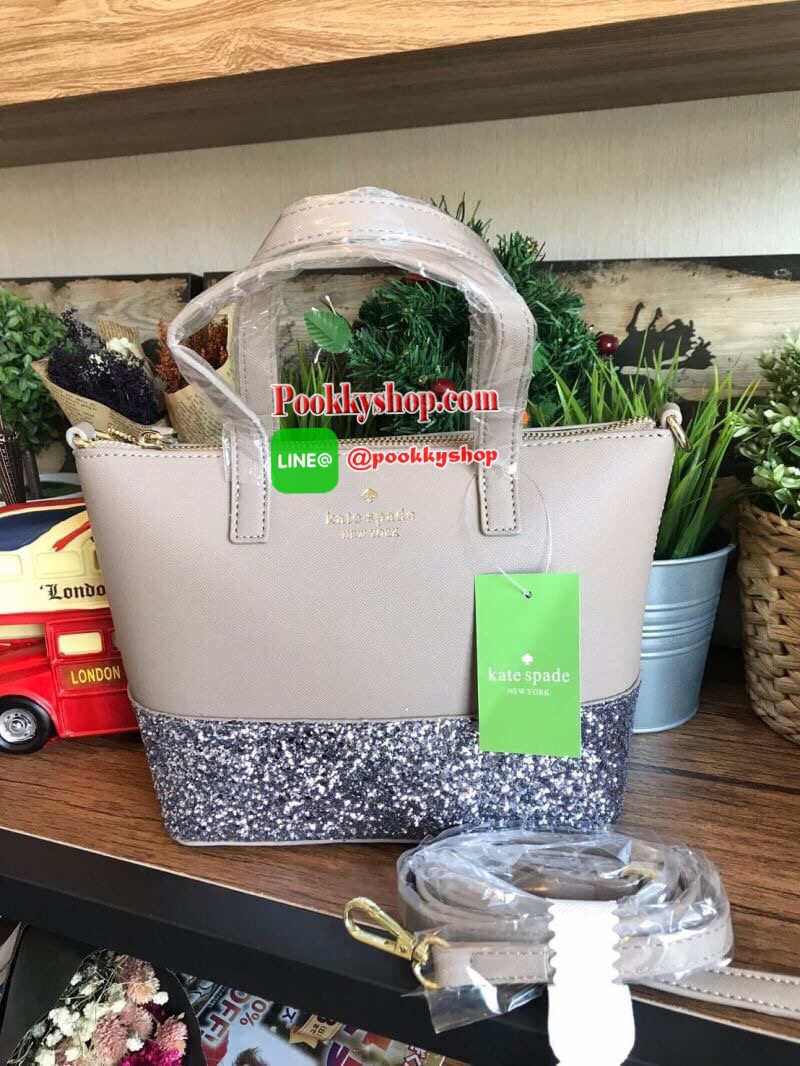 Kate Spade INA Greta Court Glitter Crossbody กระเป๋าถือหรือสะพายใบเล็ก วัสดุหนัง Saffiano สวยหรู ด้านหน้าประดับโลโก้สีทองสวย ก้นกระเป๋ามีดีเทลด้วยGlitter วิ้งๆดูหรู ภายในมีช่องซิปและช่องเล็ก สามารถใส่ ipad mini กระเป๋าสตางค์ใบยาวและของจุกจิกได้เยอะ มีหมุด