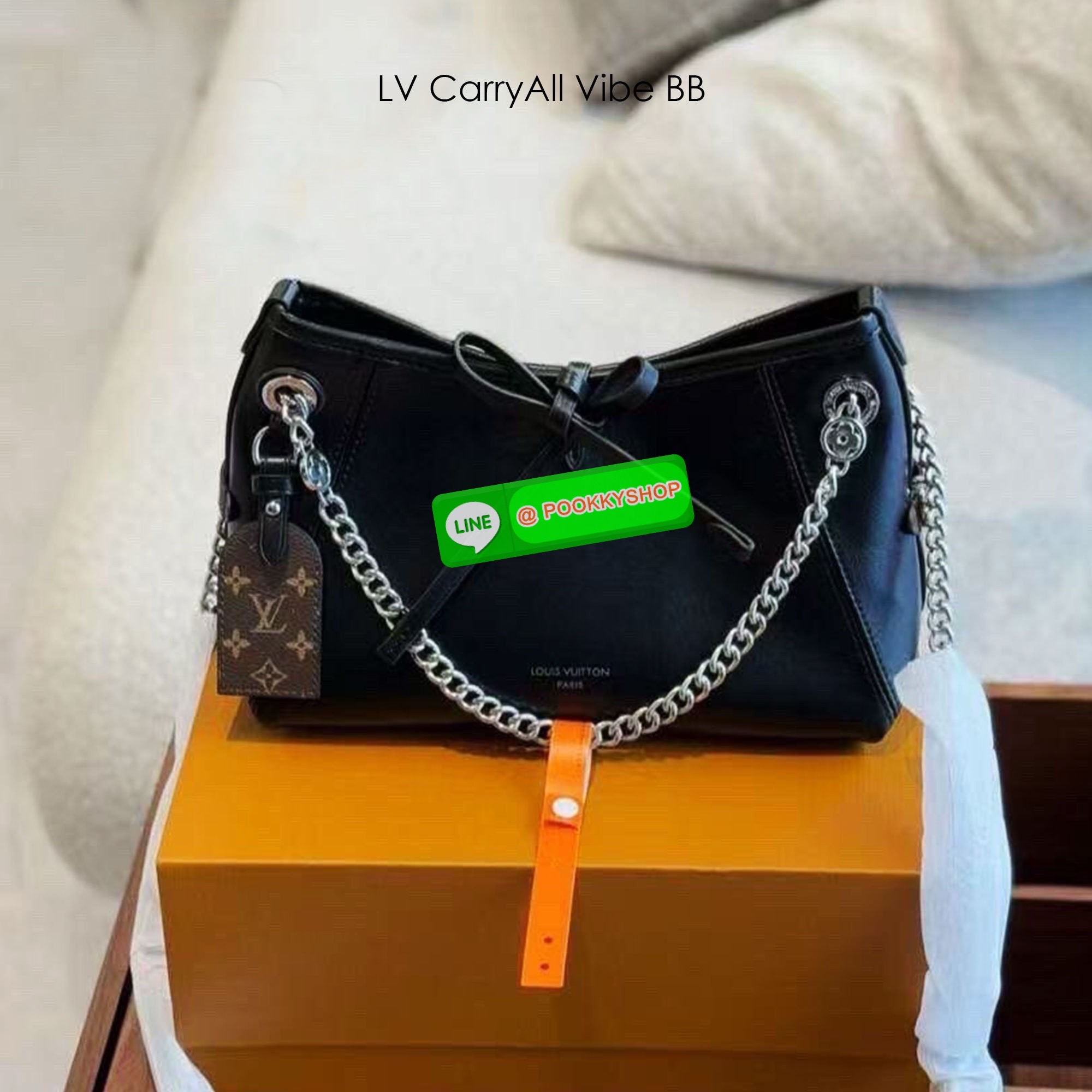 🕊️ พร้อมส่ง | LV CarryAll Vibe BB ใหม่ล่าสุด กระเป๋าสะพายทรงโท้ทไซส์เล็ก สวยหรูดีไซน์เรียบง่ายคลาสสิค ดูผู้ดี มาพร้อมใบลูกลายโมโนแกรมสุดไอคอนิก รูปทรงสวยตลอดกาล ใช้ได้กับทุกลุค ทุกโอกาส ภายในโล่งกว้างมาก ใส่ของสำคัญได้ครบแน่นอนจ้า