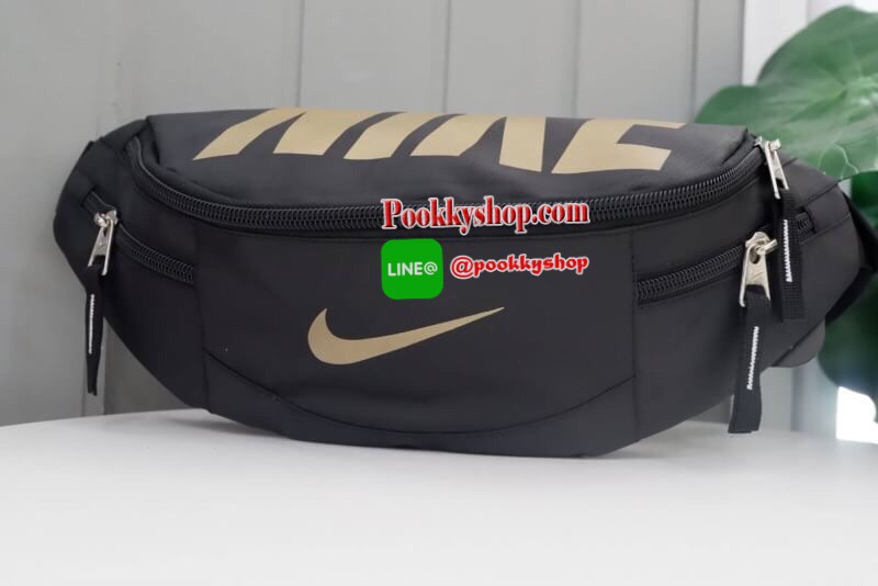 Brand : Nike กระเป๋าคาดเอว สะพายข้างใบใหญ่ เก็บของได้เยอะ ภายนอกมี2 ซิป ภายใน มีซิปเล็กไว้เก็บของ สายสะพายปรับได้ ใส่ได้ทั้งผู้หญิง และ ผู้ชาย