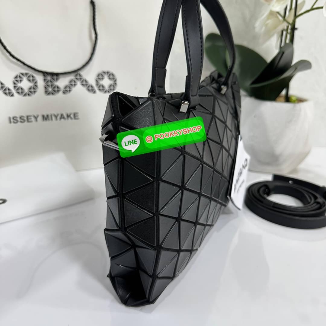 Bao Bao issey Miyake Tonneau Small Matte Bao Bao Issey Miyake รุ่น TONNEAU (ทอนโนะ) กระเป๋าทรง Boston Bag ที่โดดเด่นด้วยลายแพทเทิร์น 3 เหลี่ยมด้านเท่าเรียงต่อกัน ทำให้กระเป๋าใบนี้มีความโดดเด่นทั้งในเรื่องของดีไซน์ที่ทันสมัย และการใช้งานที่ครบทุกฟังก์ชั่น