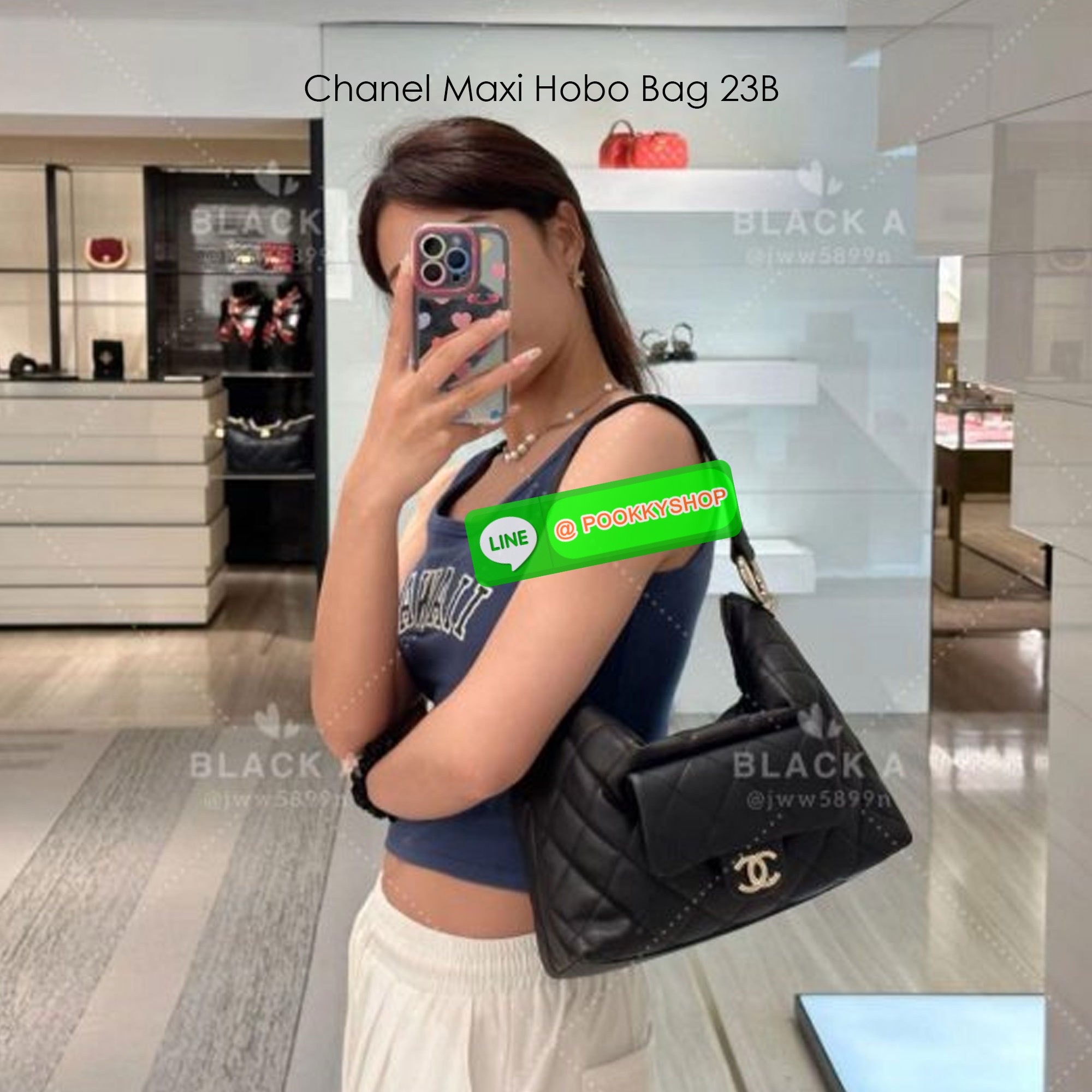 Chanel Maxi Hobo Bag 23B กระเป๋าสะพายทรงโฮโบใบใหญ่ จุของได้เยอะ ดีไซน์ใหม่ ตัวแม่ตัวมัมต้องมีแล้วนะคะ งานหนังเต็มใบสวยหรูดูแพง เรียบแต่หรู ต้องใบนี้เลยค่ะ ใช้ได้กับทุกลุค ทุกโอกาส ภายในโล่งกว้างมาก ใส่ของสำคัญได้ครบแน่นอนจ้า