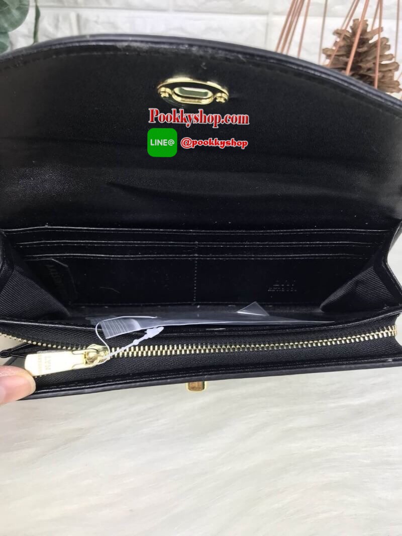 LYN AMOUR LONG WALLET กระเป๋าเงินใบยาวหนังเรียบ ปั๊มโลโก้แบรนด์ เปิดปิดแบบหมุนล็อก ด้านหลังใส่บัตรได้ ด้านในมีช่องซิปใส่เหรียญและช่องใส่บัตร พร้อมช่องธนบัตรตามยาว เป็นอีกรุ่นที่สวยน่าครอบครองค่า มีหลายสีมากๆ *มีถุงผ้า, ป้ายแท็ค*