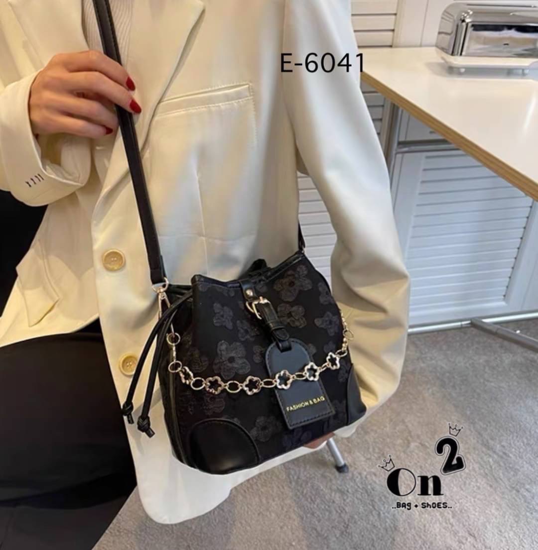 กระเป๋าสะพายทรงขนมจีบ ลายดอกไม้ เปิด-ปิดแบบหูรูด ทรงสุดฮิต มาพร้อมสายสะพาย 2 สาย มาใหม่ 2 สีจ้า