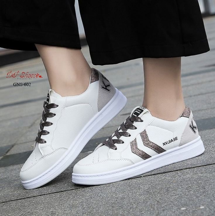 สินค้าพร้อมส่ง รองเท้าผ้าใบแฟชั่นนำเข้า วัสดุหนัง PU ดีไซน์ด้านข้างประดับแถบสีกริตเตอร์ แบบสวม ใส่ง่าย งานดี น้ำหนักเบาค่ะ