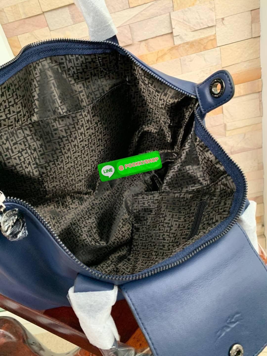 Longchamp LE PLIAGE CUIR TOP HANDLE BAG S เรียกว่าเป็นกระเป๋าอีกหนึ่งรุ่นที่ไม่ว่ายังไงก็ฮอตฮิตและติดเทรนด์ตลอดไม่เคยเปลี่ยนกับ ทรง Le Pliage Cuir หนึ่งในตระกูลกระเป๋าสุดไอคอนิกจากแบรนด์ เมื่อรุ่น Le Pliage Cuir ในรูปแบบของหนังแกะ Metis ได้ถือกำเนิดขึ้นใน