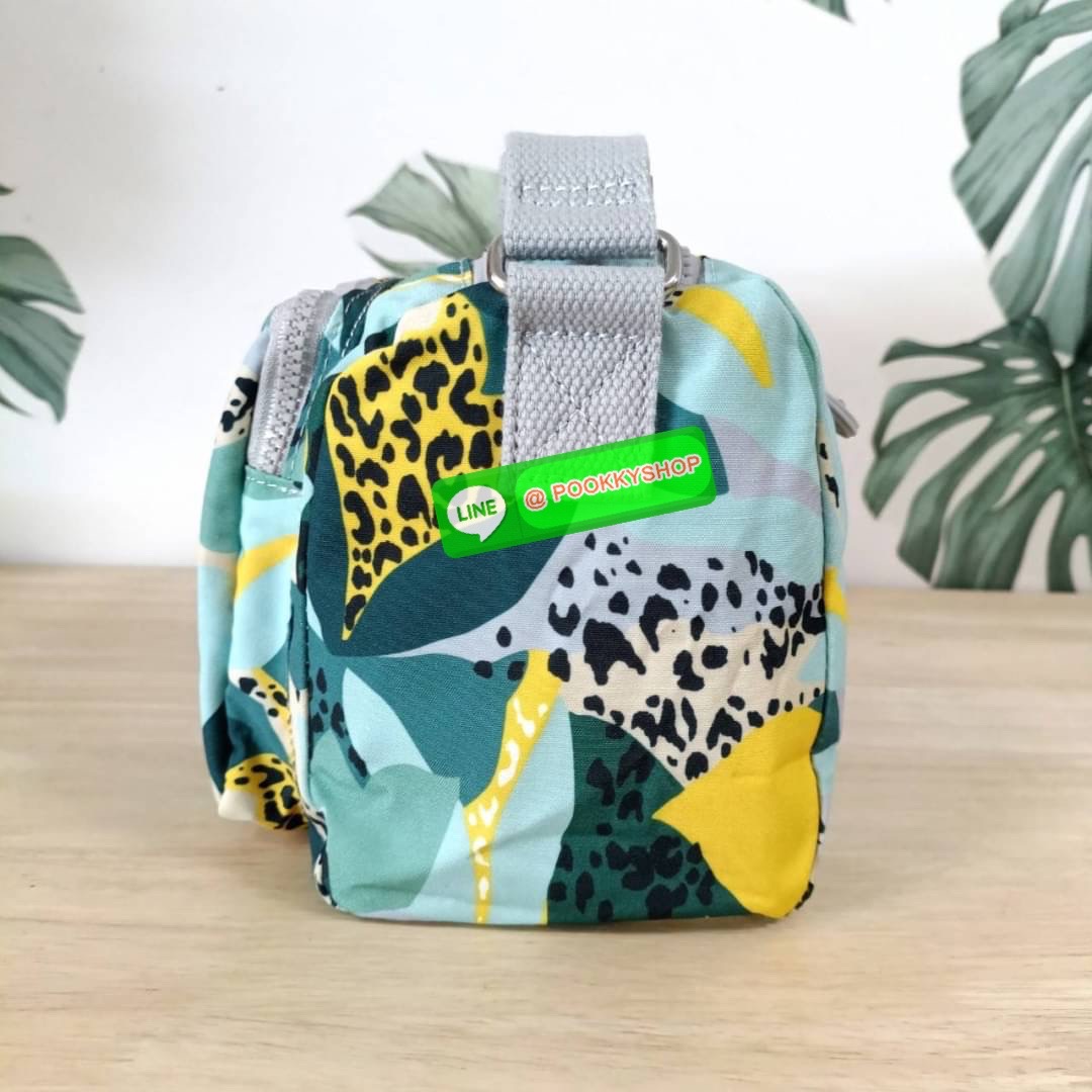 KIPLING RETH CROSSBODY BAG ซับในตาราง วัสดุ Nylon+polyester กระเป๋าสะพายข้างหรือ สะพาย Crossbody ได้ ช่องหน้าเปิด-ปิด ด้วยซิป พร้อมช่องแยกบ่อยด้านข้าง ช่องหลัก 2 ช่อง ด้านในโล่งกว้าง สามารถจุสัมภาระได้เยอะ พร้อมช่องซิปหลัง สายสะพายปรับระดับสั้น-ยาว ได้ fr