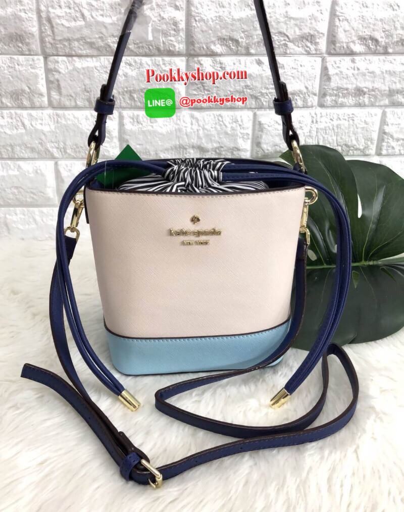 New arrival!!! Katr spade new york cameron street pippa bag 2018 พร้อมส่ง รุ่นใหม่ล่าสุดค่ะ!!! กระเป๋าวัสดุหนังซาฟเฟียโน่ ทรงถัง สามารถถือได้ สะพายข้างได้ค่ะ ด้านหน้าติดอะไหล่แบรนด์ ปากกระเป๋าเปิดปิดแบบหูรูด แบบหนังห้อยยาวลงมา หนังรูดง่ายมากค่ะ ภายในกระเป