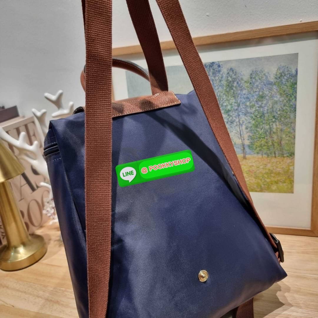 Longchamp le pliage original backpack 🔆 Details สวยคลาสสิคต้องไม่พลาด กับกระเป๋าสะพายทรงเป้ ขนาดกำลังดี น้ำหนักเบา ดีไซน์เรียบง่าย แต่ดูแพง ปากกระเป๋าออกแบบให้มีฝาปิดและซิปแน่นหนา สายสะพายสามารถปรับใช้ตามชอบ ภายในโล่งกว้าง จุของได้สบายๆ พกพาไปไหนก