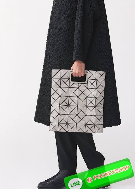 Baobao Issey Miyake large Bocca matte-finish tote bag BOCCA MATTE เป็นกระเป๋าถือรูปแบบใหม่ที่มีด้ามจับด้านในที่ช่วยให้กระเป๋าวางอยู่บนแขนหรือข้อมือได้อย่างนุ่มนวล เป็นกระเป๋าถือขนาดใหญ่นี้มีกระเป๋าด้านในพร้อมซิปที่ช่วยให้จัดเก็บได้อย่างปลอดภัย สามารถใส่แล
