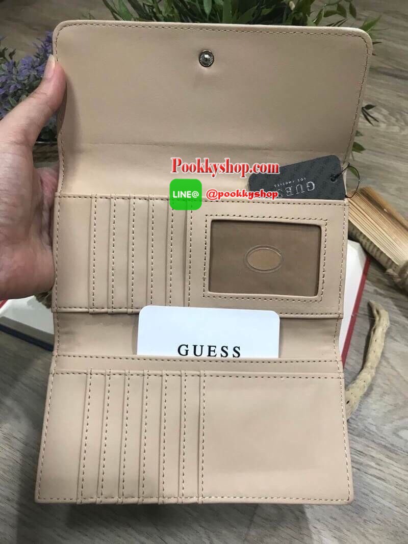 RESTOCK รุ่นยอดนิยม! GUESS FACTORY WOMEN'S WALLET 2018 กระเป๋าสตางค์ใบยาวดีไซน์ยอดนิยมหนังปั้มโลโก้รอบใบด้านหน้าประดับโลโก้แบรนด์สวยหรู เปิดปิดด้วยฝาปิด ภายในมีช่องใส่รูป ช่องใส่ธนบัตร แบงก์พัน และช่องใส่บัตรหลายช่อง แยกเป็นสัดส่วน ภาพถ่ายจากสินค้าจร
