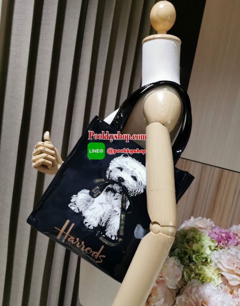 ลายนี้เข้าแล้วนะคะ! พร้อมส่งไอเท็มยอดนิยม! Harrods London Top-handle Shopping Bag กระเป๋า Shopping แบรนด์ดังจากอังกฤษรุ่นยอดนิยมวัสดุ PVC+Polyester 100% ของแท้เนื้อหนาอยู่ทรงกันน้ำ ขนาดกำลังดี น้ำหนักเบา เปิดปิดด้วยซิปสะดวกใช้หัวซิปปั้มโลโก้แบรนด์อะไหล่เง