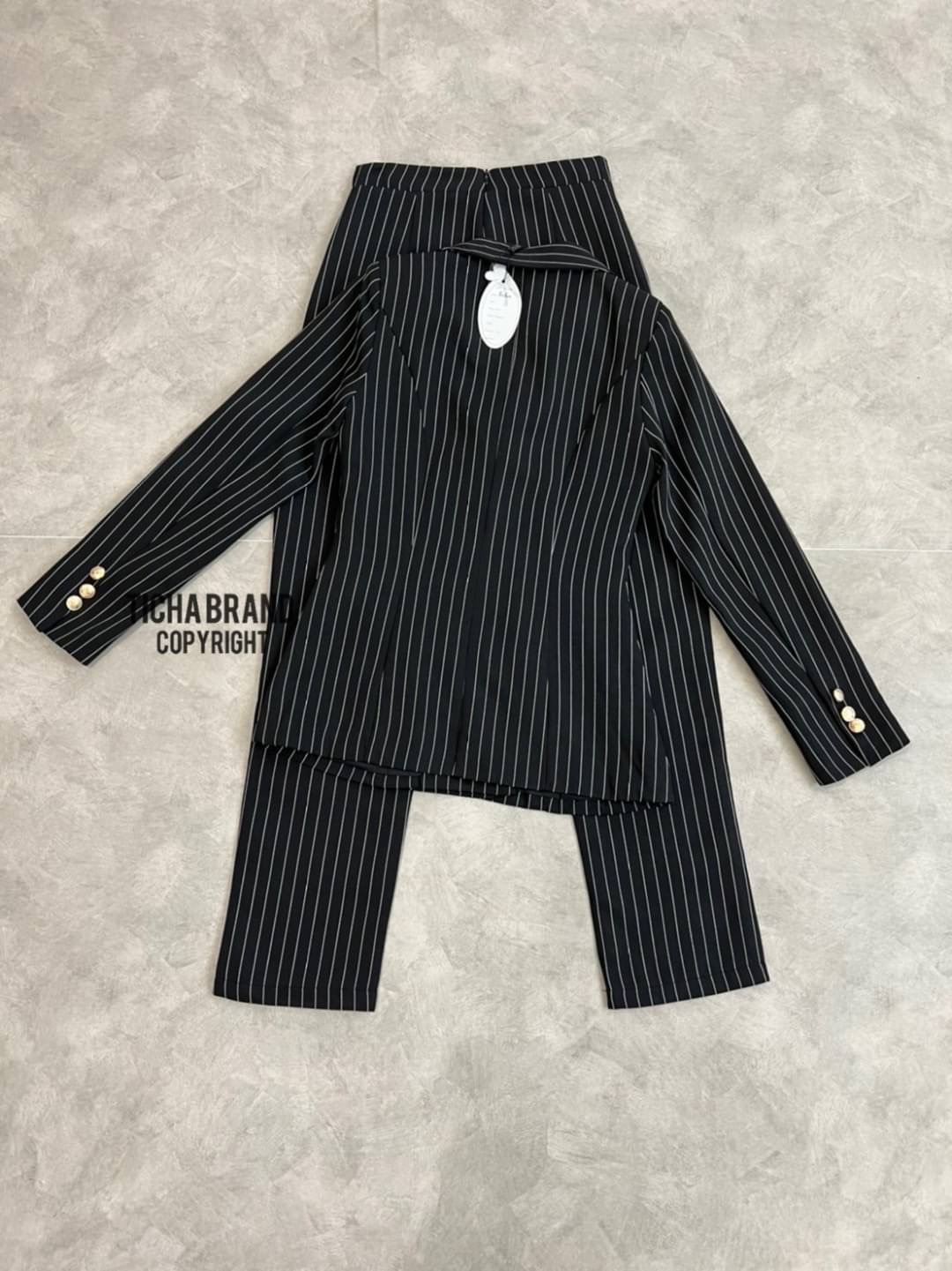 เซตสูทคอปกแขนยาว+กางเกงขายาว มีกระดุมหน้า 2 แถว มีกระเป๋า ทรงพอดีตัว เนื้อผ้าดีมากกกก ใส่สบาย ใส่สวยดูดีเหมือนเซเลปเลยค่ะ ใครกำลังมองหาเซตสูทสวยๆ ใส่ออกงาน ใส่ทำงาน ใส่แล้วดูดี ใส่ได้หลายโอกาส แนะนำเลยค่ะ ราคาเป็นกันเองจัดด่วนๆ สั่งช้าอดสวยยยยยของหมดไวนะค
