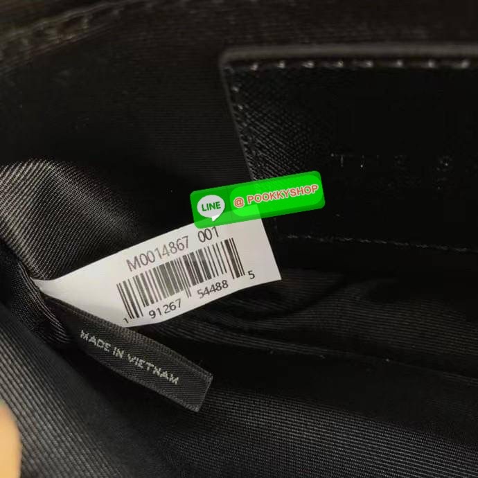 March Jacop Snapshot MJ Cross Body Bag กระเป๋าสะพายข้าง วัสดุหนัง Saffiano ด้านหน้าประดับด้วยโลโก้ J อันเป็นสัญลักษณ์ของแบรนด์ อะไหล่ทองหรูหรา มาพร้อมสายสะพายโลโก้แบบปรับได้ แบ่งเป็น2ช่องซิป ใบนี้คือเรียบหรูแต่ดูดีมาก ไม่ควรพลาดเลยค่า