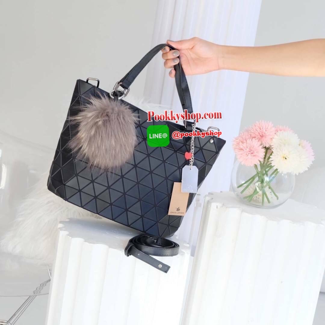 รุ่นขายดี ลาย Limited edition หายาก 👍ปรับทรงได้ 2 แบบ น่ารักมาก สวยที่สุด มาพร้อม พวงกุญแจปอมๆ เข้า set เลิศคะ กระเป๋า จากแบรนด์ David Jones กระเป๋าสะพายข้างดีไซน์เกร๋มาก สีสวยหรูมาก ขนาดกะลังดีเลย น้ำหนังเบามากคะ ภายในมีช่องเก็บของจุกจิกได้ มีถุง