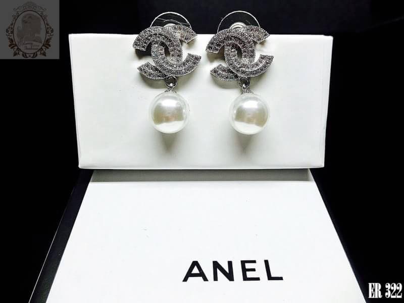 ขายดี๊ ดี ต่างหู cc ห้อยมุกชนชอป ตัวเรือนชุบทองขาว18k ประดับเพชร 2แถว มุกเป็นมุกสังเคราะห์นำเข้าจากต่างประเทศ ขาวสะอาดเหมือนของแท้เป๊ะ