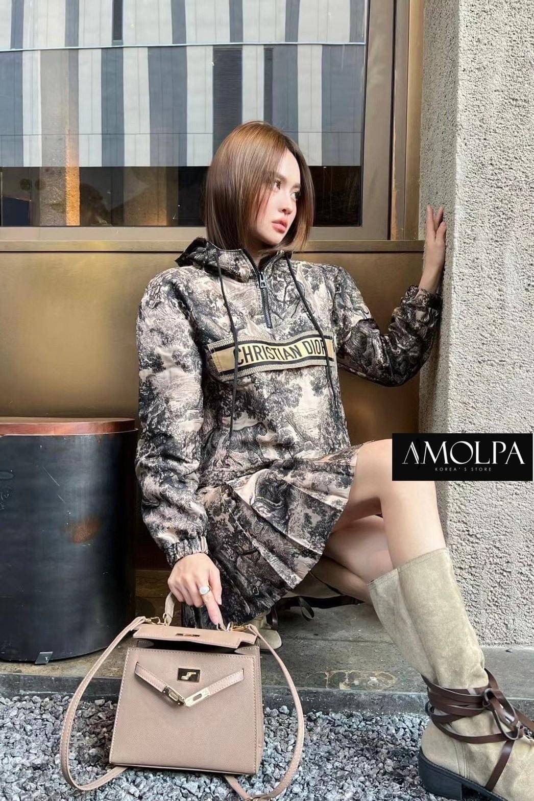 SET HOOD DIOR Classic Original 2023SS ตัวเสื้อเป็นเสื้อคลุมมีฮู๊ดดด มาพร้อมกระโปรงจีบรอบทรงสวย สวยเด่น ผ้าใส่สบายมากกกก เนื้อผ้าดีมากๆค่ะค๊าลูกค้า ใส่แล้วไม่ร้อนระบายความร้อนได้เป็นอย่างดีเลย ผ้าเย็นๆ ใส่สบายสุดๆ แมทซ์กับอะไรก็สวย เข้ากันได้ดี ป้าย Tag DI