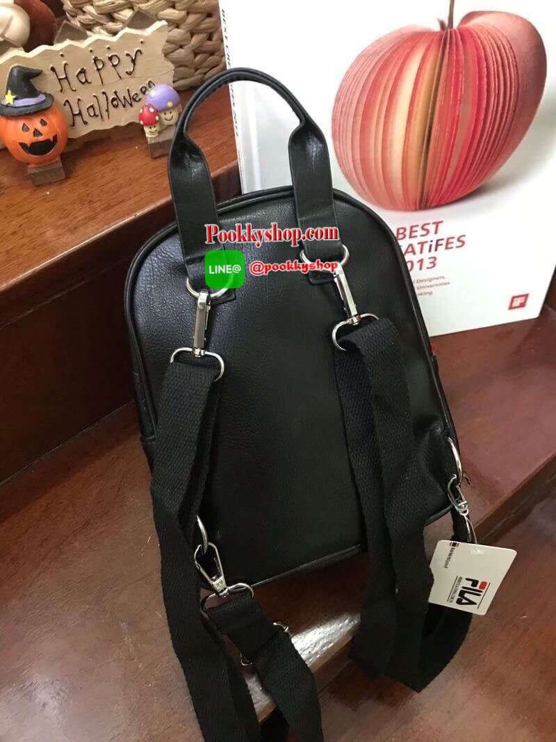 FILA 2WAY MINI BACKPACK กระเป๋าเป้หรือสะพายข้างสไตล์ Sport รุ่น Limited Edition ขนาดมินิ กำลังดี หนังนิ่มตั้งอยู่ทรง กันน้ำและน้ำหนักเบา ด้านหน้าสกรีนโลโก้แบรนด์ ด้านหน้าช่องซิปใส่ของจุกจิก ช่องหลักเปิดปิดด้วยซิปสะดวกใช้ หัวซิปแบรนด์ ภายในมีช่องใส่ของ หูจ