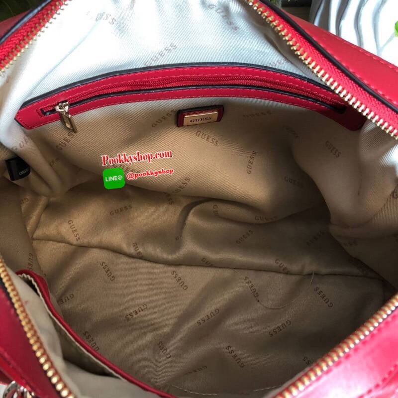 GUESS Sweet Candy Large Satchel กระเป๋าสะพายทรง Bowling รุ่นใหม่ล่าสุดจาก GUESS FACTORY หนังนิ่มลายตารางสวยอยู่ทรงใบใหญ่กำลังดี ด้านหน้าประดับโลโก้หูหิ้วโซ่ร้อยหนังสะพายไหล่ได้เเข็งแรงรับน้ำหนักได้เยอะ เปิดปิดด้วยซิปสะดวกใช้ มีหมุดรองฐานกันรอย ภายในมีช่อง