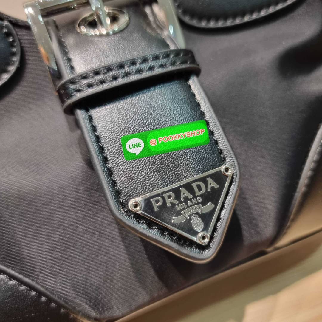PRADA RE-NYLON AND LEATHER MOON PADDED BAG ใหม่ล่าสุด กับคอลที่ใครๆเห็นก็ต้องรัก ขนาดกำลังน่ารัก ดีไซน์สวยดุ และยังดูแพงได้อีก ด้วยวัสดุที่มีคุณภาพอย่างไนล่อนตัดสลับด้วยหนัง nappa หูสะพายมีสายรัดได้ ภายในโล่ง มีช่องซิป มาพร้อมสายสะพาย ปรับได้ตามต้องการ อี
