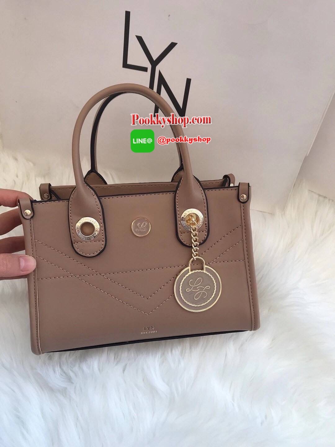 LYN PALAZZO M HANDBAGS กระเป๋าถือและสะพายข้าง เรียบหรู พร้อมสายยาวปรับได้ ใช้งานทุกโอกาส ด้านในใส่จุ