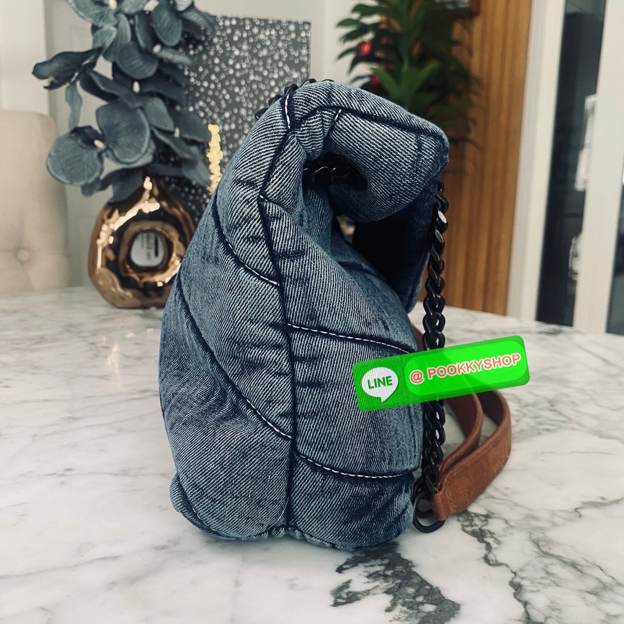 YSL Puffer denim shoulder bag กระเป๋าสะพายเดนิมฟอก สวยเท่ห์คลาสสิกลายเชฟล่อนเป็นเอกลักษณ์ รุ่นเดนิมยอดนิยม ทรงสวย ใช้ได้บ่อยไม่มีเบื่อ ดีไซน์เรียบหรู ออกแบบมาให้ใช้งานได้สะดวกด้วยกระดุมแม่เหล็ก พับทรงเข้ารูป ภายในโล่งกว้าง มีช่องซิป สามารถจุของสำคัญได้อย่