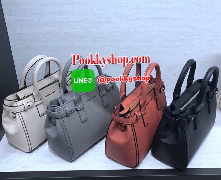 NEW ARRIVAL! CHARLES & KEITH BASIC TOP HANDLE BAG กระเป๋าถือหรือสะพายรุ่นใหม่ชนช็อปดีไซน์สวยอยู่ทรงเเข็ง ขนาดกำลังดี น้ำหนักเบา ด้านหน้าประดับโลโก้แบรนด์ เปิดปิดด้วยซิปสะดวกใช้ ด้านข้างมีสายรัดปรับทรงกระเป๋าภายในมีช่องซิป ใส่กระป๋าสตางค์ใบยาว ipad mini ได