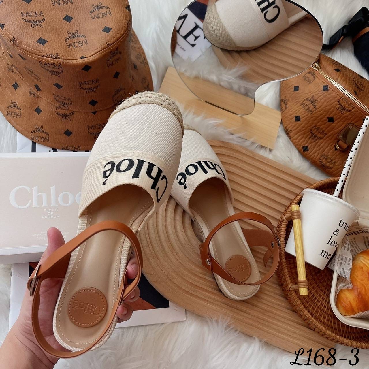 พร้อมส่ง แบบเข้าใหม่ล่าสุดเลยค๊า รองเท้าทรงคัทชูปิดหัว รัดส้น งานโคลเอ้ ทำจากผ้าแคนวาสคุณภาพดี เนื้อนิ่ม ใส่สบาย ทรงสวยมากๆทเก็บหน้าเท้าในตัว ตัวสายรัดส้นทำจากหนังนิ่ม คือบอกได้เลยว่า ใส่ออกมาแล้วปังแน่นอนค๊า