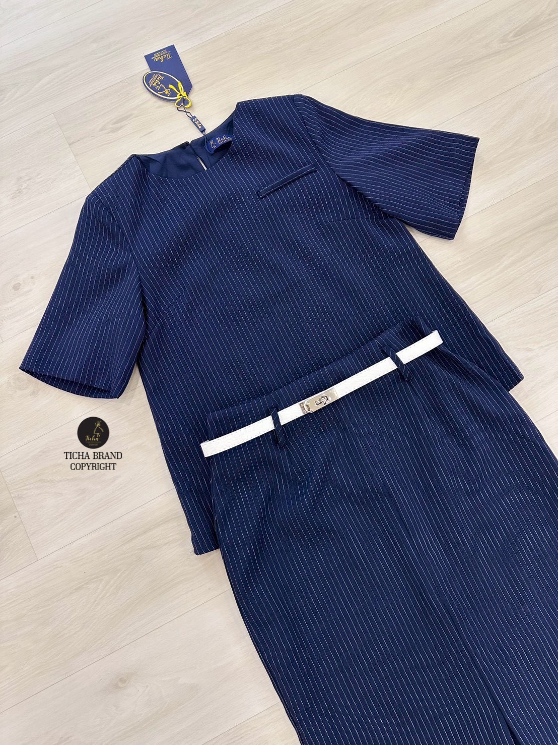 ชุดเซทแฟชั่น Set 3 ชิ้นเสื้อ+กระโปรง+เข็มขัด เสื้อแขนสั้นสีกรมลายตรงคอกลม ทรงโอเวอร์ไซส์