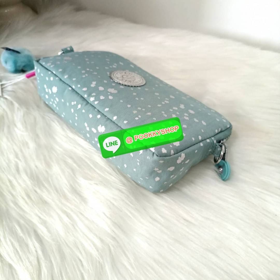 KIPLING 3 Monkey program Seoul up clutch & sling bag กระเป๋าคล้องมือ หรือ สะพายข้าง ขนาดเล็ก วัสดุ Nylon & Polyester 100% ใช้งานได้ 2 รูปแบบ มีสายสลับเปลี่ยนได้ทั้งแบบคล้องมือหรือสะพายข้าง เปิด-ปิดด้วยซิป ช่องหลักโล่ง มีช่องใส่บัตรด้านข้าง 6 ช่อง และช่องด