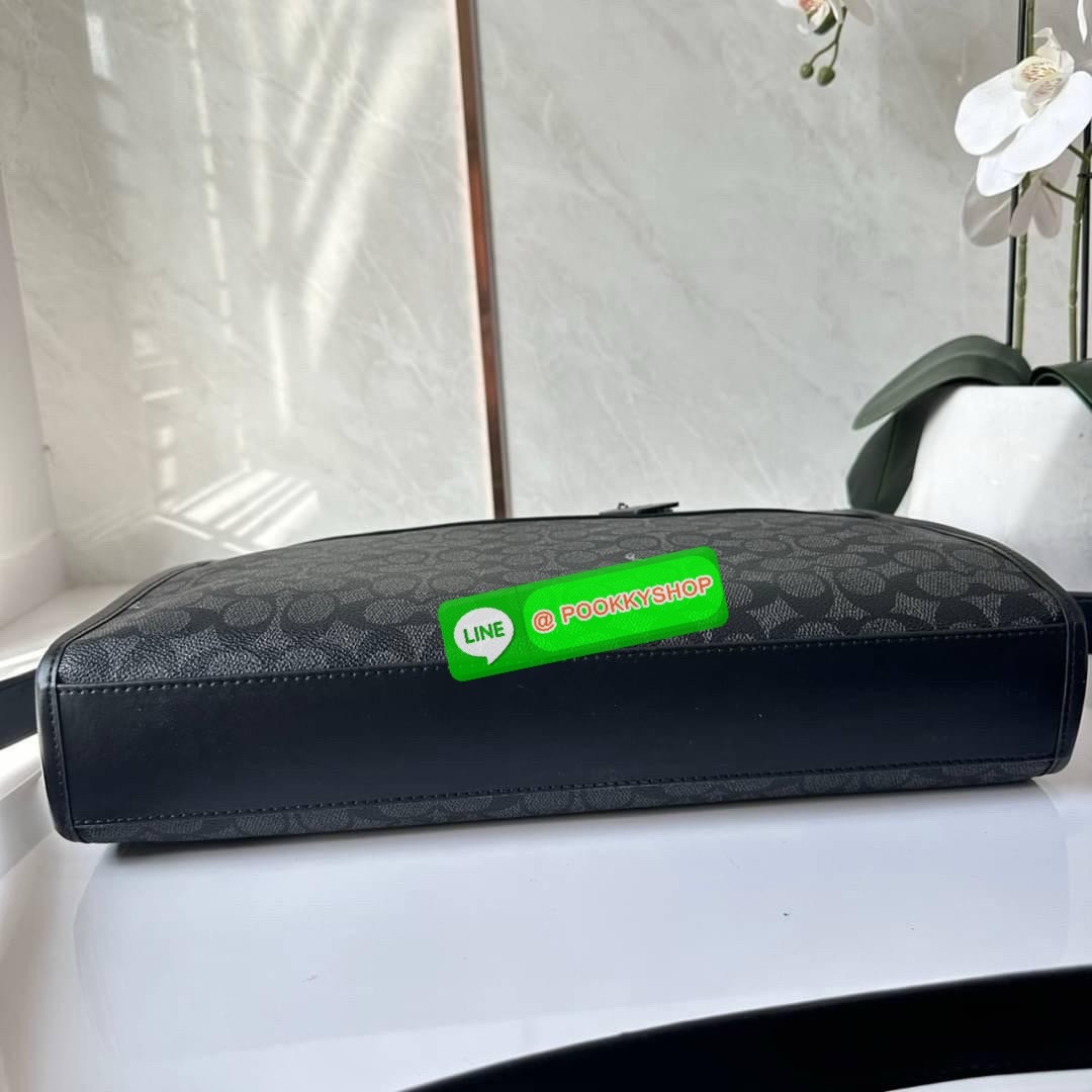 Coach Gotham Folio In Signature Canvas c2682 🔖กระเป๋าใส่เอกสาร Gotham เป็น กระเป๋าเอนกประสงค์ทำให้จัดเก็บเอกสารได้อย่างเรียบง่าย 🔖วัสดุ: แคนวาสตัดหนังแท้ 🔖เปิด-ปิดแบบซิป ด้านบน ภายในมีช่องแยกใส่เอกสารมีพื้นที่สำหรับใส่แล็ปท็อปขนาด