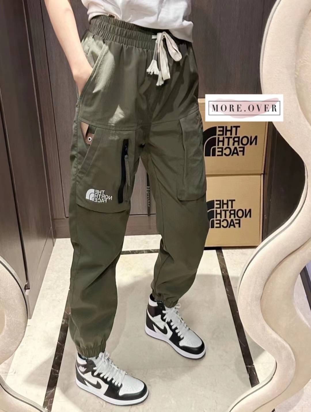 รุ่นใหม่ล่าสุดชนช็อปเลยจ้า กางเกงขายาวเนื้อผ้าร่มปลายขาจั้ม THE NORTH FACH ลุคสป็อตเท่ๆค่ะ เนื้อผ้าอย่างดี คุณภาพการันตี มีป้าย tag แบรนด์