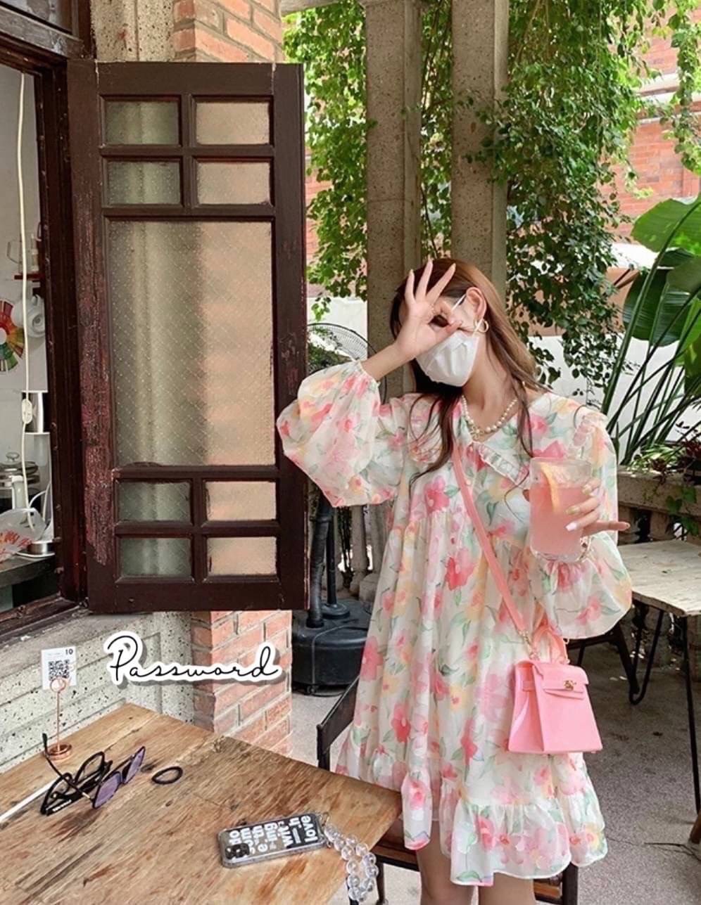 เดรสลายดอกไม้ ผาชีฟองนุ่มๆ คอปกระบาย ลายพาสเทลน่ารักมากค่า มีซับในนะคะ ใส่หน้าร้อนเย็นสบายชิล ๆ ค่ะ