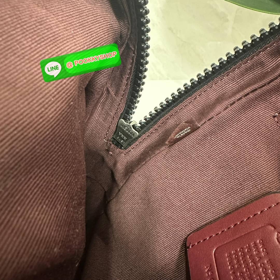 COACH DISNEY X COACH TRACK PACK IN SIGNATURE CANVAS WITH PATCHES (COACH CC113) กระเป๋าสะพายไหล่ และคาดอก ดีไซต์ทันสมัย สุดเท่ห์โดดเด่น ด้วยลวดลายตัวละครดิสนี่ย์ วัสดุหนังแคนวาสตัดขอบหนังแท้ เปิด-ปิดด้วยซิป ภายในกว้าง มีช่องเล็กๆหลายช่อง มีสายล็อคด้านหน้า