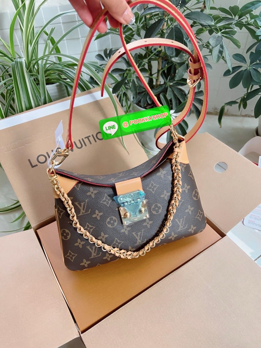 NEW IN เป็นอีกหนึ่งรุ่นที่สวยและดูดีมาก ห้าทพลาด! LOUIS VUITTON TWINNY BAG ((VIP GIFT DUTY FREE ตปท.)) 🔖พร้อมส่ง! เปิดออกมาน้องจะมีความหอมอ่อนๆในตัว คือดีย์มากๆ หนังแท้อย่างดี มีความนิ่ม ทรงสวย เก๋ ใช้ได้กับทุกๆวันไม่เบื่อเลยค่ะสาวๆ