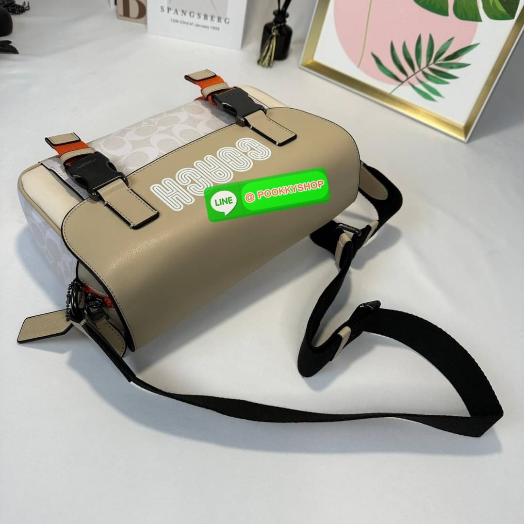 กระเป๋า COACH TRACK CROSSBODY IN COLORBLOCK SIGNATURE CANVAS (COACH C2725) กระเป๋าสะพายใบใหญ่ Unisex ที่เท่ได้ทั้งชายและหญิง วัสดุหนังแท้ หนังนิ่ม สัมผัสมือดีมากๆ เก็บดีเทลด้วยหนังแคนวาสคุณภาพ เนียบคมกริบ อยู่ทรงสวย ขนาดกำลังดี ไม่เล็ก ไม่ใหญ่เกินไป ด้านใ