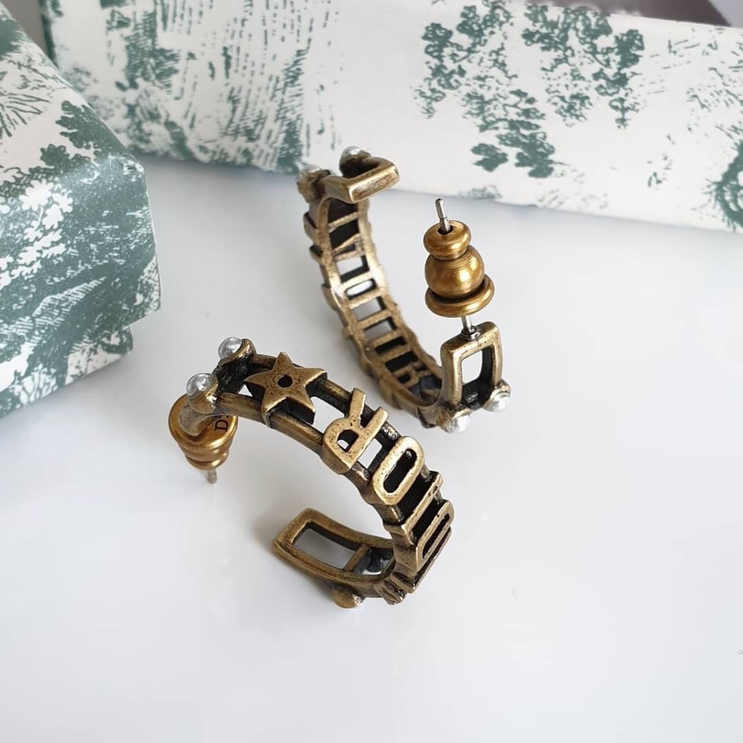 Super Hi-End Quality !!!!! ((งาน 1:1 เหมือนแท้ที่สุดในท้องตลาด)) Christian Dior Earring ต่างหูห่วงคอลล่าสุดค่ะงานอย่างใส่ออกมาน่ารักมากๆค่ะ มีแสตม Dior สวยเป๊ะ งานเลเซอร์สวยๆจาก Dior สาวกดิออพลาดไม่ได้เลยนะคะ ใส่ได้ตลอดไม่มีตกยุคคร๊าา อะไหล่สีทองแอนทีค หร