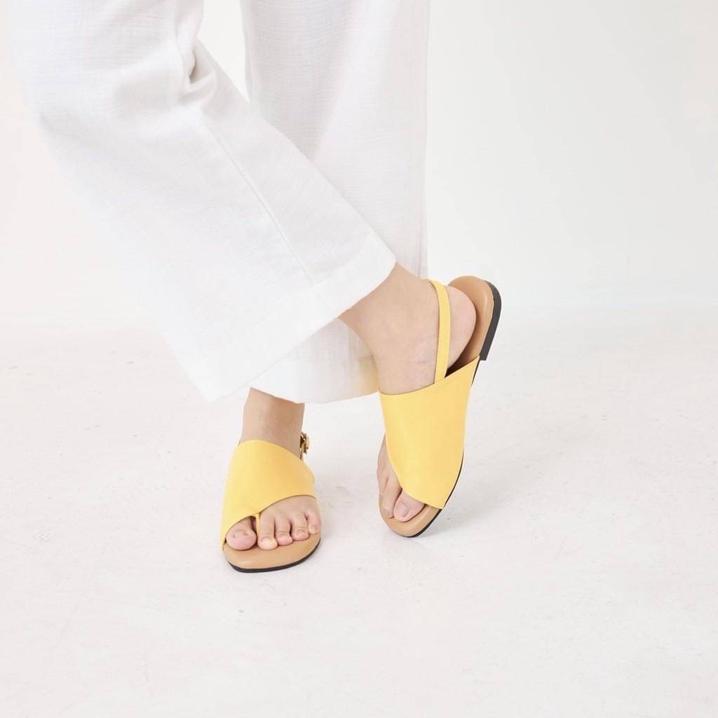 Korea style แบบใหม่รับซัมเมอร์จ้า แตะรัดส้น ทรงคาดหน้าไขว้ น่ารักมากคะ งานสวยมากจริงๆ พื้นนิ่มเบาสบาย ใส่ได้ทุกวันค่ะ