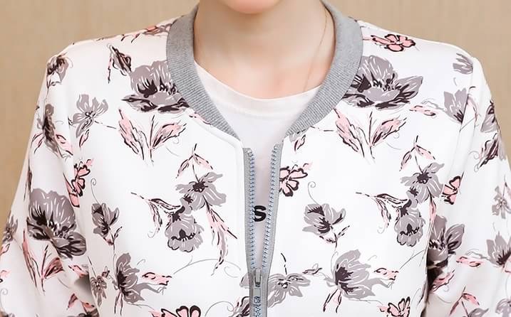 เสื้อผ้าแฟชั่นนำเข้า : เสื้อคลุม พร้อมส่ง เสื้อคุลมแฟชั่น สีขาว ผ้าคอตตอน ลื่นๆใส่สบาย แต่งลายดอกไม้ แบบซิบรูด แต่งจั๊มปลายแขน และ ชายเสื้อสีเทาเก๋ ไม่มีซับใน มีกระเป๋าสองข้างใช้งานได้ เนื้อผ้ายืดหยุ่นได้นิดหน่อยค่ะ