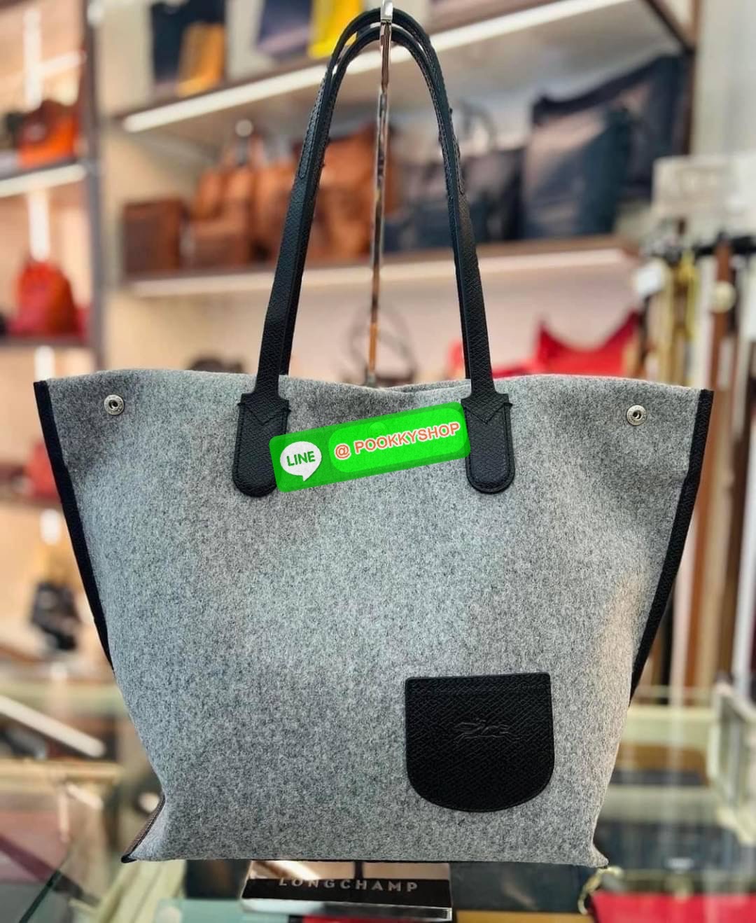 LongChamp Roseau Essential Shoppimg Bag L กระเป๋าTote วัสดุผ้าขนสัตว์ ซับในผ้าฝ้ายที่จับด้านบนหนังวัว กระเป๋าสะพายใบนี้มีขนาดพอเหมาะ กว้างพอที่จะใส่เอกสารทั้งหมดของคุณและจะไปกับคุณตลอดทั้งวัน! น้ำหนักเบา ปิดด้วย ระบบยึดสแน็ปอิน หรูหรา เหนือกาลเวลา และเปี่