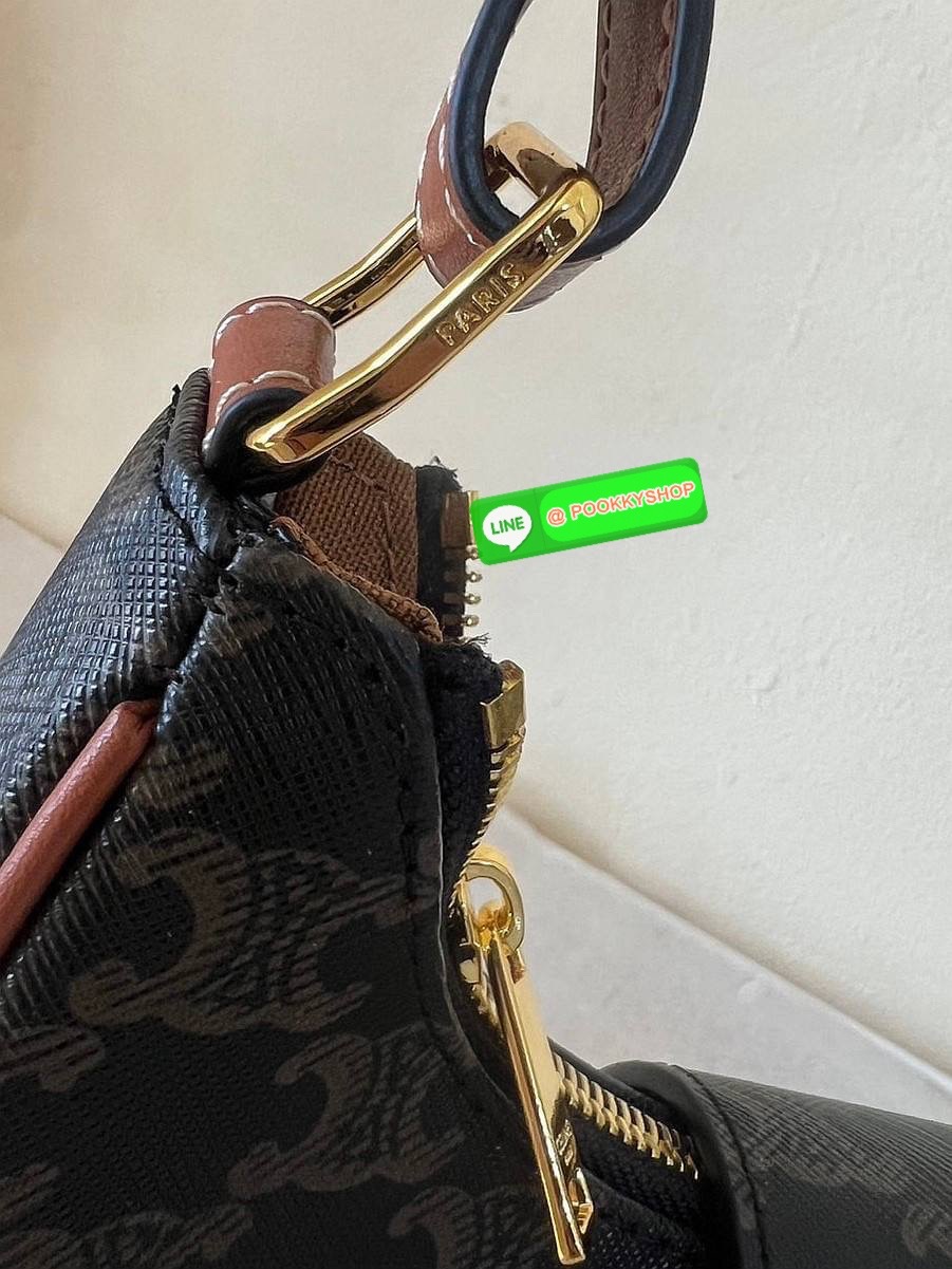 ✴️BEST SELLER!✴️CELINE SHOULDER BAG VIP GIFT WITH PURCHASE (GWP) พรีเมี่ยมกิ๊ฟ Limited Edition จาก CELINE HAUTEPARFUME DUTYFREE COUNTER วัสดุ TRIOMPHE CANVAS รุ่นใหม่ล่าสุดดีไซน์สวยหรู หนังสวยอยู่ทรง ภายในโล่งกว้างและจุสามารถใส่มือถือ กระเป๋