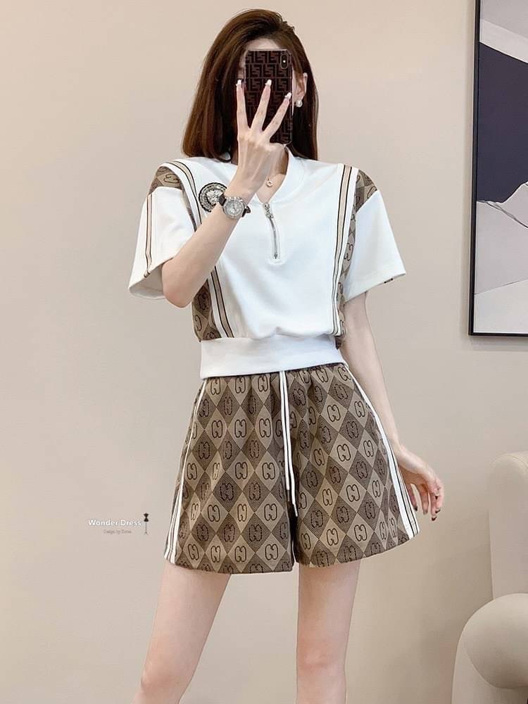 NEW ARRIVAL KOREA DESIGN BY WONDER DRESS สินค้าพร้อมส่ง เซทเสื้อยืดกับกางเกงขาสั้นลวดลายคลาสสิค ดีเทลเสื้อแขนสั้นสีขาวแต่งซิปช่วงหน้าอก จับคู่มากับกางเกงขาสั้นแต่งแทบข้าง งานน่ารักสวมใส่สบายคะ