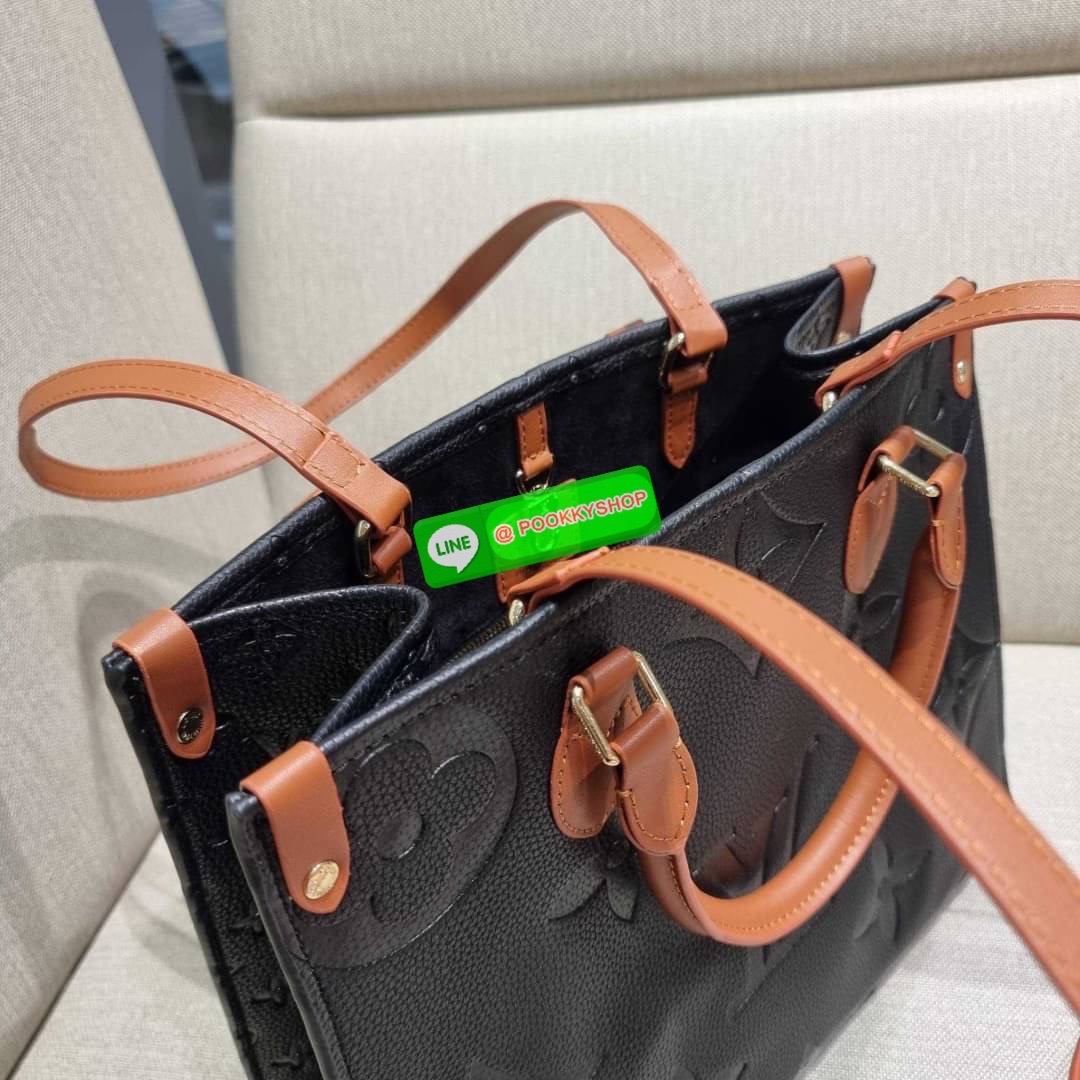 New arrival!! LV crossbody tote bag ดีไซน์สวยคม สมราคา ดูแพงไปอีก ด้วยดีเทลลายของหนัง crossgrain กระเป๋าทรงโท้ทจากเคาน์เตอร์ dutyfree คลาสสิค ผู้ดียืนหนึ่ง โทนสีใช้งานง่าย แมทช์ได้ทุกลุค มาพร้อมหูจับในตัว แบบหูหิ้ว และหูยาวสำหรับสะพายไหล่ เก๋มาก ชิคมาก ภา