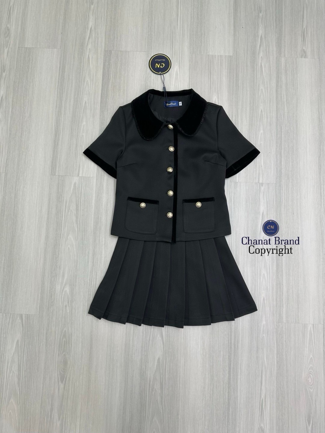 ชุดเซทแฟชั่น Set 2 ชิ้น สีดำเสื้อครอปแขนสั้น ดีเทลเย็บต่อคอปกและกุ๊นผ้ากำมะหยี่