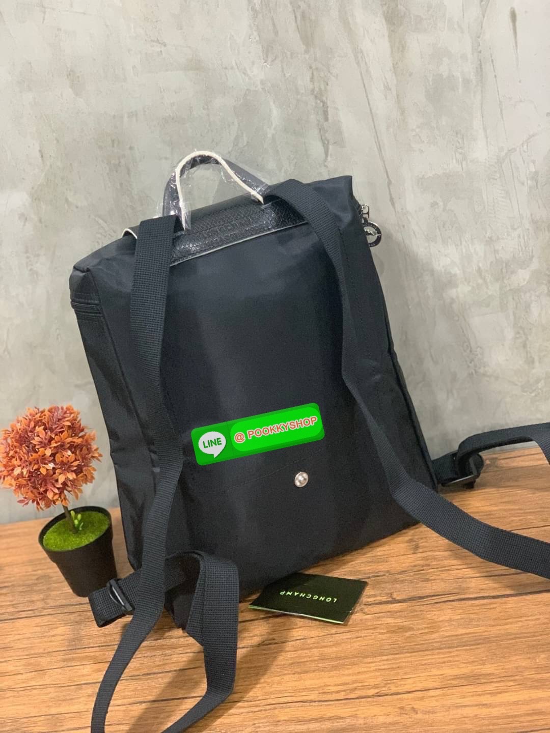 💕Longchamp LE PLIAGE Club Backpack พบกับอีกหนึ่งสไตล์ของLongchamp ที่เป็นรุ่นยอดนิยมอีกรุ่น สำหรับสาวแฟชั่นหัวทันสมัย เติมความพิเศษให้กับลุคด้วย ยังมีสีให้เลือกเยอะเรียกได้ว่าชอบสีโทนไหน ชอบแต่งตัวสไตล์ไหนก็เอาไปแมทช์กันได้เลย เป็นกระเป๋าเป้ในไม่ก