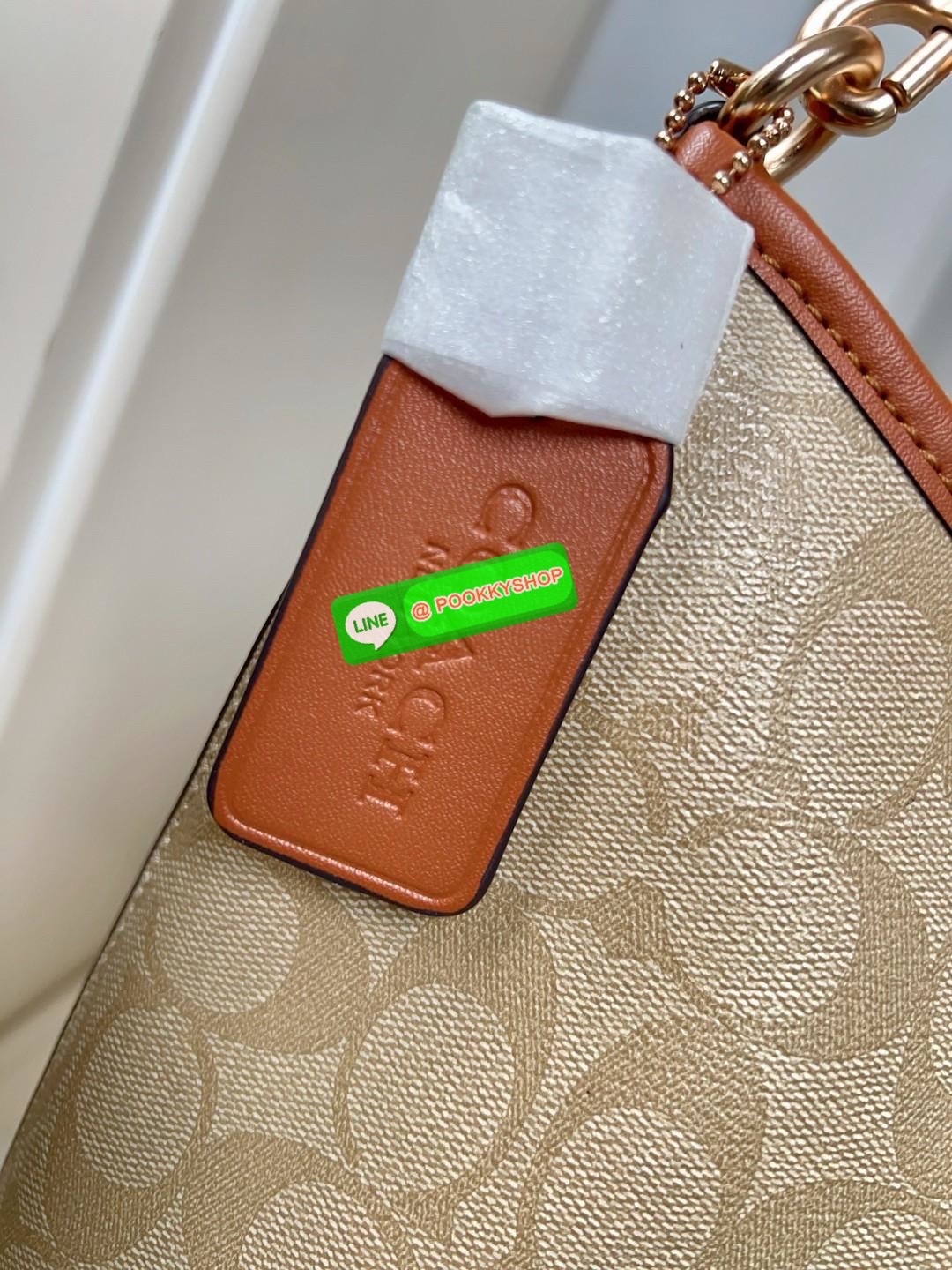 Coach Laurel Shoulder Bag In Signature Canvas (CR149) 🔖พร้อมส่ง สินค้าเข้าใหม่! กับกระเป๋าใบใหญ่กำลังดีเลยค่ะ หนังแท้ นิ่มสวย สีสวยค่ะ 🔖เปิด-ปิดกระเป๋าแบบซิป ภายในสุดโล่งกว้าง ใส่ได้จุมากๆ ยังมีช่องซิปยาวและช่องกระดุมสำหรับแยกใส่ของจุกจิกไ