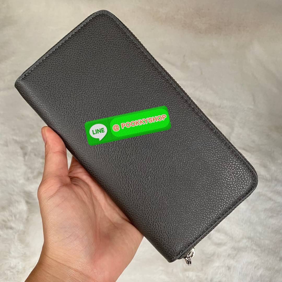 CHARLES & KEITH LONG ZIP AROUND WALLET กระเป๋าเงินใบยาวซิปรอบถูกหลังฮวงจุ้ย คอลเลคชั่นสีสุภาพหนังปั๊มลายคาเวียร์ทั้งใบ น้ำหนักเบา ด้านในกระเป๋าแบ่งเป็น 3 ช่องใหญ่ มีช่องซิปใส่เหรียญตรงกลาง จุการ์ด 12 ช่อง สามารถใส่ธนบัตรได้ตามยาวอีก 2 ช่อง มาพร้อมกล่องและ